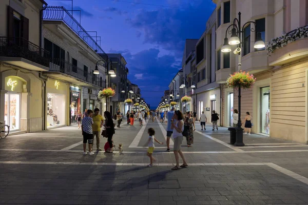 イタリアのテルモリ 2022年7月5日 市民は夕食後にヴィアーレ ディペンデンツァを散歩します 高品質の写真 — ストック写真