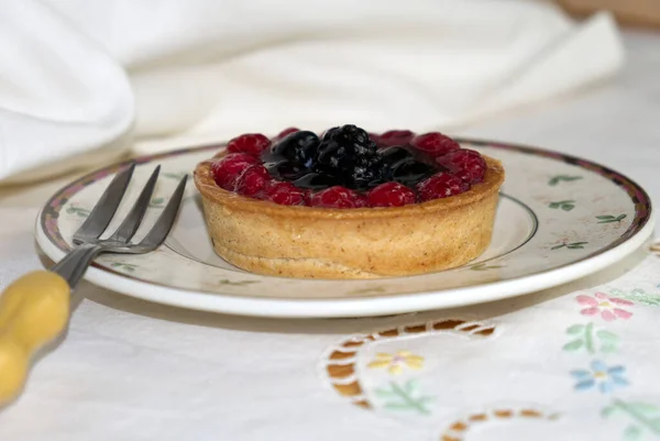 一个有浆果和奶油的美味的馅饼 高质量的照片 — 图库照片