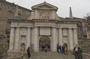 Bergamo, İtalya - 15 Ocak 2023: San Lorenzo kapısı, eski köye giriş. Yüksek kalite fotoğraf