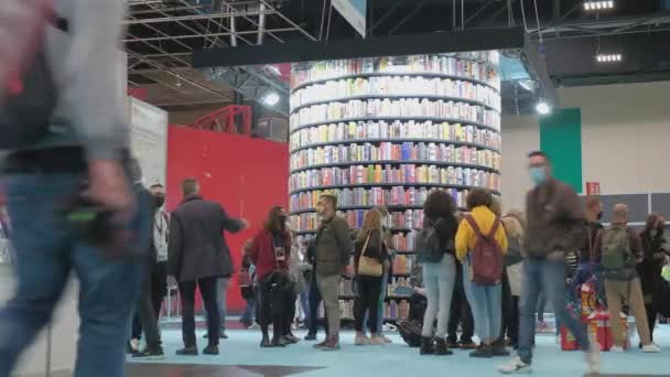2021年10月14日在意大利都灵举行的国际书展 游客在出版商的书摊上漫步 2X经认证的4K镜头 — 图库视频影像