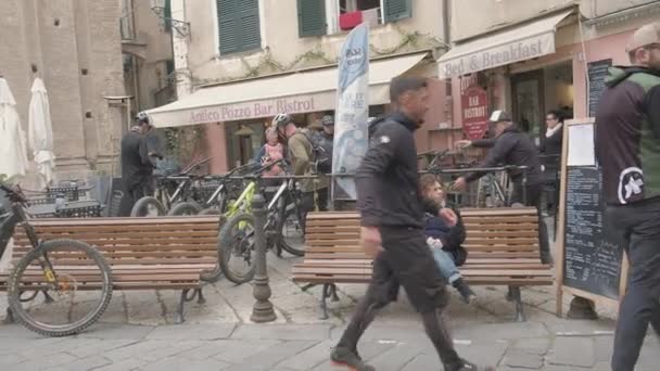 Finalborgo Włochy Jan 2023 Rowerzyści Wspierają Swoje Rowery Przed Wejściem — Wideo stockowe