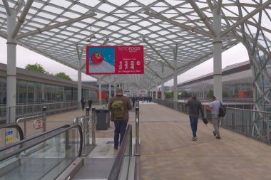 Milan, İtalya - 10 Mayıs 2023: Tutto Food Fuarı 'nın girişindeki reklam panosu. Yüksek kalite fotoğraf