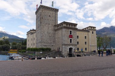 Riva del Garda, İtalya - 24 Nisan 2022: Şu anda şehir sanat galerisi olarak kullanılan 12. yüzyıl savunma kalesinin manzarası