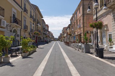 Termoli, İtalya - 5 Temmuz 2022: Viale dipendenza 'nın perspektif görüntüsü, şehrin merkezi yaya sokağı. 