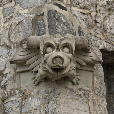 Taş heykel ve kuru taş duvar. Yüksek kalite fotoğraf