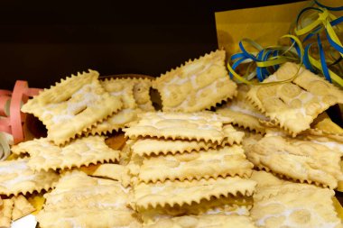 Kızarmış hamur ve şekerden oluşan karnavalın tipik İtalyan tatlıları. Yüksek kalite fotoğraf