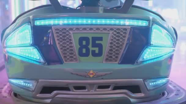 在狂欢节的保险杠车的电影视频中闪烁着灯光 高质量4K镜头25Fps — 图库视频影像