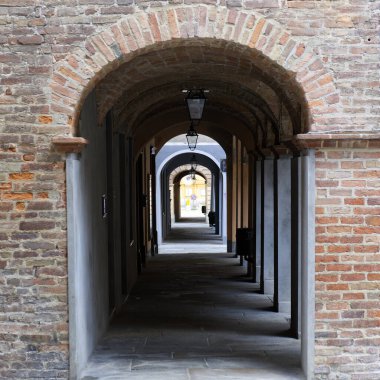 İtalyan usulü kırmızı tuğlalı Porticolar altında perspektif görüntüsü. Yüksek kalite fotoğraf
