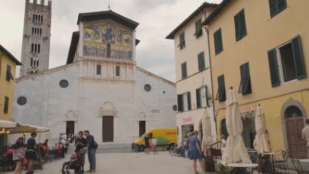 Lucca Italy Aug 2023 Zoom Footage Stunning Golden Facade San — Stock Video