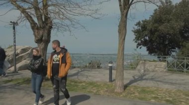 San Marino - 23 Nisan 2023: Adriyatik Denizi 'ne bakan panoramik terasta turistler geziniyor. Yüksek kalite 4k görüntü