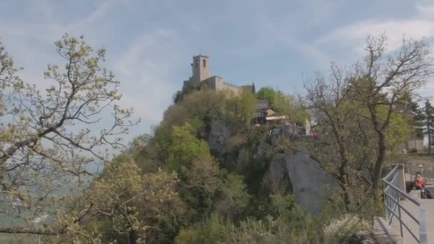 San Marino Cumhuriyetindeki Şehir Duvarları Boyunca Yürüyüşün Panoramik Görüntüsü Yüksek — Stok video