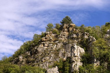 Piedmont 'ta kayalıklarda bir tepe, aynı zamanda bir kaya tırmanış salonu. Yüksek kalite fotoğraf