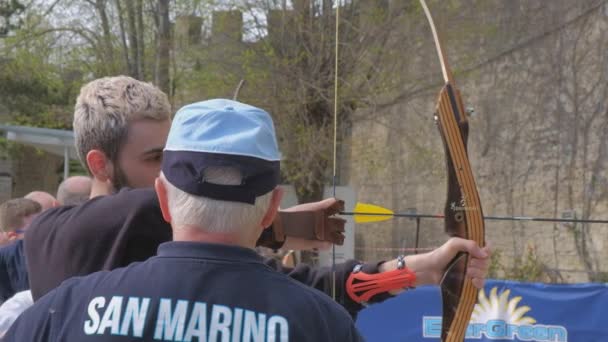 San Marino Italien Apr 2023 Pojke Tar Traditionella Bågskyttelektioner Med — Stockvideo