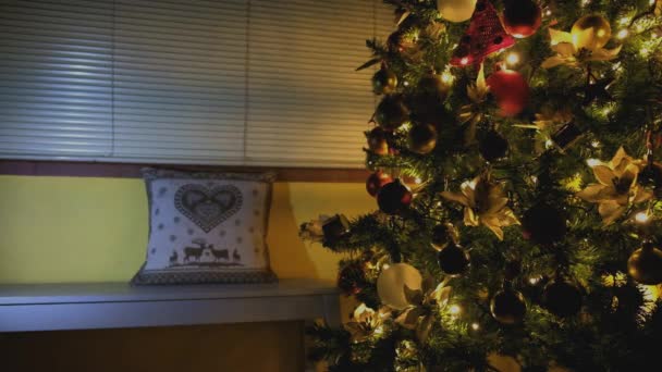 圣诞前夕 在客厅里 在燃烧的壁炉和燃烧着的圣诞树旁边 放了4千张圣诞礼物的照片 — 图库视频影像