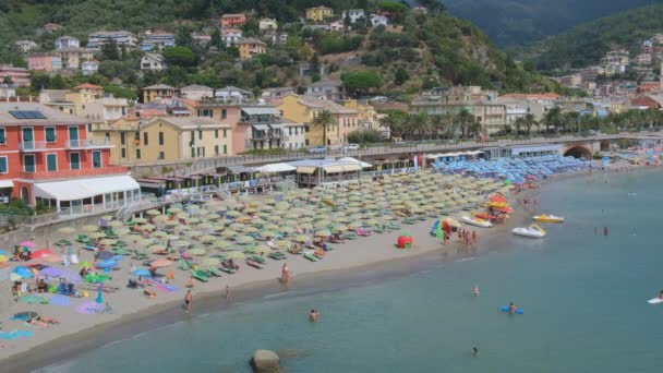 Пять Земель Италия Лето 2023 Года Туристы Прогуливаются Пляжу Монелии — стоковое видео