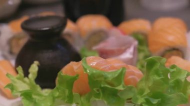Çiğ somon balığı dilimleri Japon mutfağı moda restoranı. Zencefil, wasabi ve sebzeli somon balığı. Kuru buz tüten Japon yemeği. Yüksek kalite 4k görüntü