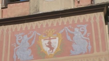 Final Ligure, İtalya - 15 Ocak 2023: Porta Pia saati olan çan kulesi, FinalBorgo 'nun tarihi köyüne giriş