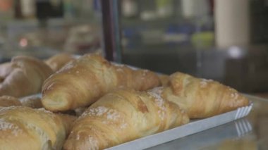 İtalyan barında bir tepsi croassant geleneksel kapuçinoyla servis edilmeye hazır. Yüksek kalite 4k görüntü