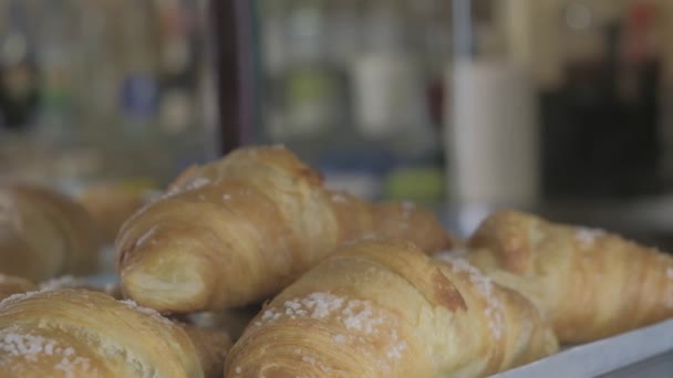 Rozmazaná Číšnice Vytáhne Podnosu Croissanty Aby Servírovala Zákazníkovi Vysoce Kvalitní — Stock video