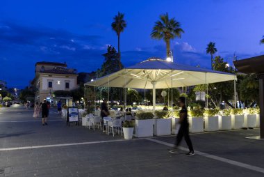 Termoli, İtalya - 5 Temmuz 2022: Vatandaşlar yemekten sonra Vale Dipendenza 'da geziniyorlar. Yüksek kalite fotoğraf