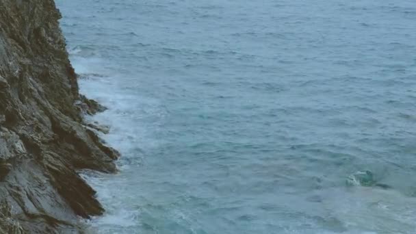 Uma Costa Rochosa Junto Mar Com Ondas Mediterrâneo Batendo Granito — Vídeo de Stock