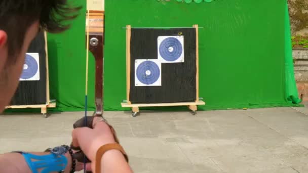 狙った射手のクローズアップ ターゲットに矢を射る 高品質の4K映像 — ストック動画