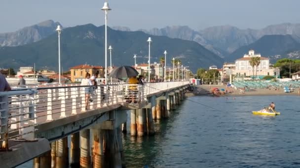 Marina Carrara Italië Sept Panoramisch Uitzicht Kust Bergen Vanaf Pier — Stockvideo