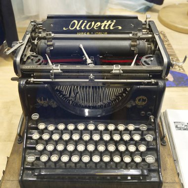 Ivrea, İtalya - 24 Haziran 2022: Olivetti daktilosunun ikonik M40 modeli. Yüksek kalite fotoğraf