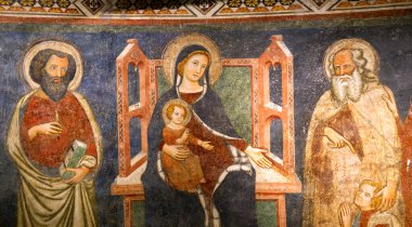 VARALLO SESIA, ITALY - 15 Ocak 2023: Varallo Sacro Monte 'nin anıtsal kompleksinde hamile Madonna' nın freski