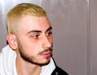 Sakallı, ağarmış saçlı, beyaz bir çocuğa yakın çekim. Yüksek kalite fotoğraf