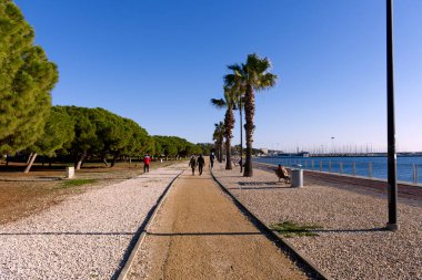 Cagliari, İtalya - 12 Ocak 2024: Poetto kıyı şeridi boyunca yürü. Yüksek kalite fotoğraf