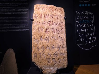 Cagliari, İtalya - 11 Ocak 2024: Phoenician steli arkeoloji müzesinde sergilendi. Yüksek kalite fotoğraf