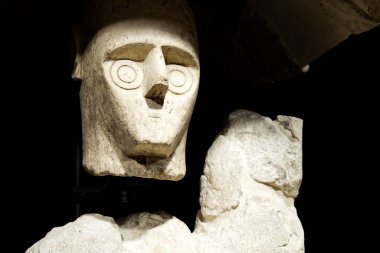 Cagliari, İtalya - 11 Ocak 2024: Nuragic savaşçı heykeli arkeoloji müzesinde sergilendi. Yüksek kalite fotoğraf