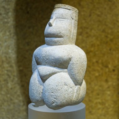 Cagliari, İtalya - 11 Ocak 2024: Tef başlıklı bir dişi tanrı heykeli, Nuragic sardinian hera. Yüksek kalite fotoğraf