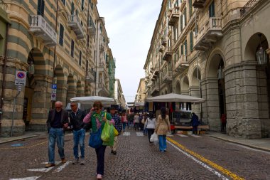 Savona, İtalya - 7 Nisan 2024: Orta Via Pietro Paleocapa 'daki yerel pazar. Yüksek kalite fotoğraf