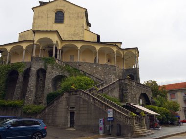 Varallo, İtalya - 19 Ağustos 2022: San Gaudenzio Kilisesi şehir merkezinde. Yüksek kalite fotoğraf