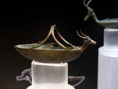 Museo archeologico di Cagliari, İtalya - 11 Ocak 2024: Geyik protomlu bronz gemi. Yüksek kalite fotoğraf