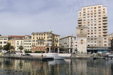 SAVONA, ITALY - 8 Nisan 2024: italyan rivierasındaki Savona limanı. Yüksek kalite fotoğraf