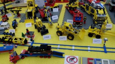 Grugliasco, İtalya - 21 Ocak 2024: Lego setlerinden traktör modellerinin evrimi. Yüksek kalite 4k görüntü