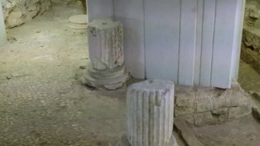 Cagliari, İtalya - 9 Ocak 2024: Santa Eulalia kilisesinin altında gömülü bir Roma şehrinin kalıntıları. Yüksek kalite fotoğraf