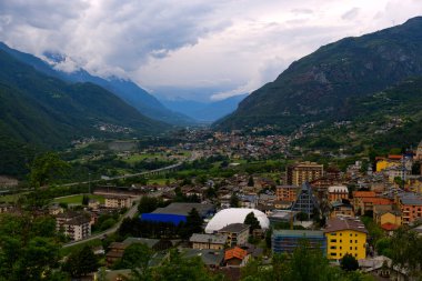 Saint Vincent kasabasından Val Aosta Alpleri Panoraması. Yüksek kalite fotoğraf