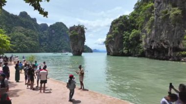Phang Nga, Tayland - 20 Ağustos 2024: Turistler James Bond Adası yakınlarında fotoğraf çekiyor. Yüksek kalite 4k görüntü