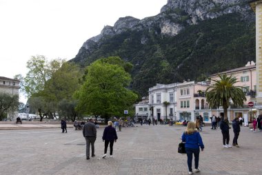 Riva del Garda, İtalya: 24 Nisan 2022: Şehrin merkez meydanındaki küçük deniz kızı çeşmesi.