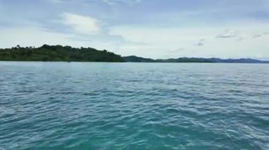 Andaman Denizi, Tayland 'da egzotik adalar ve yelkenli panoramik. Yüksek kalite 4k görüntü