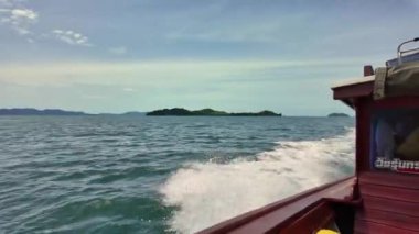 Geleneksel uzun kuyruk tekneleri, Tayland 'da turistik gezi. Yüksek kalite 4k görüntü