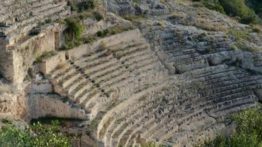 İtalya 'nın Sardunya bölgesindeki Cagliari tepelerindeki antik bir Roma tiyatrosunun kalıntılarına odaklan. Yüksek kalite 4k görüntü