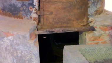 1850 'den kalma büyük bir değirmen taşı kil ve tuğlaları karıştırmak için. Yüksek kalite 4k görüntü