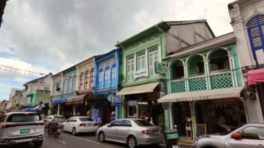 Phuket, Tayland - Ağustos 2024: Phuket Eski Kasabası 'ndaki güzel Thalang Yolu. Yüksek kalite 4k görüntü