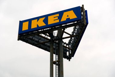 İtalya - 26 Nisan 2024: Torino 'daki IKEA Mağazasında Büyük IKEA İmza Panosu. Yüksek kalite fotoğraf