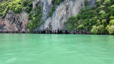 Andaman Denizi 'ndeki kireçtaşı uçurumları, Andaman Denizi' ndeki Koh Yao Adaları 'nın Evcilleştirilmemiş Güzelliği. Yüksek kalite 4k görüntü